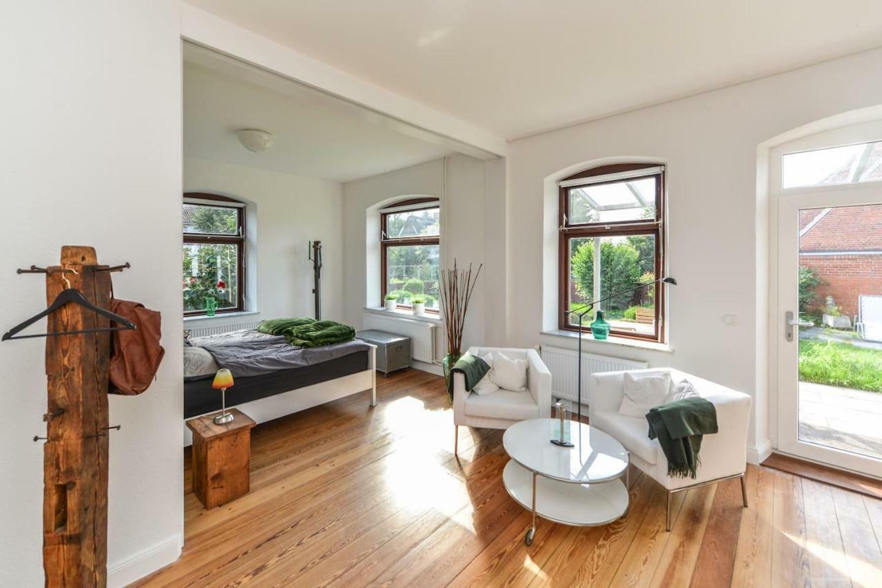 Kanalvilla - Urlaub Am Nord-Ostseekanal - Zwei Ferienwohnungen Im Angebot- Eine Im Dachgeschoss Und Eine Wohnung Mit Garten Sehestedt  Ngoại thất bức ảnh